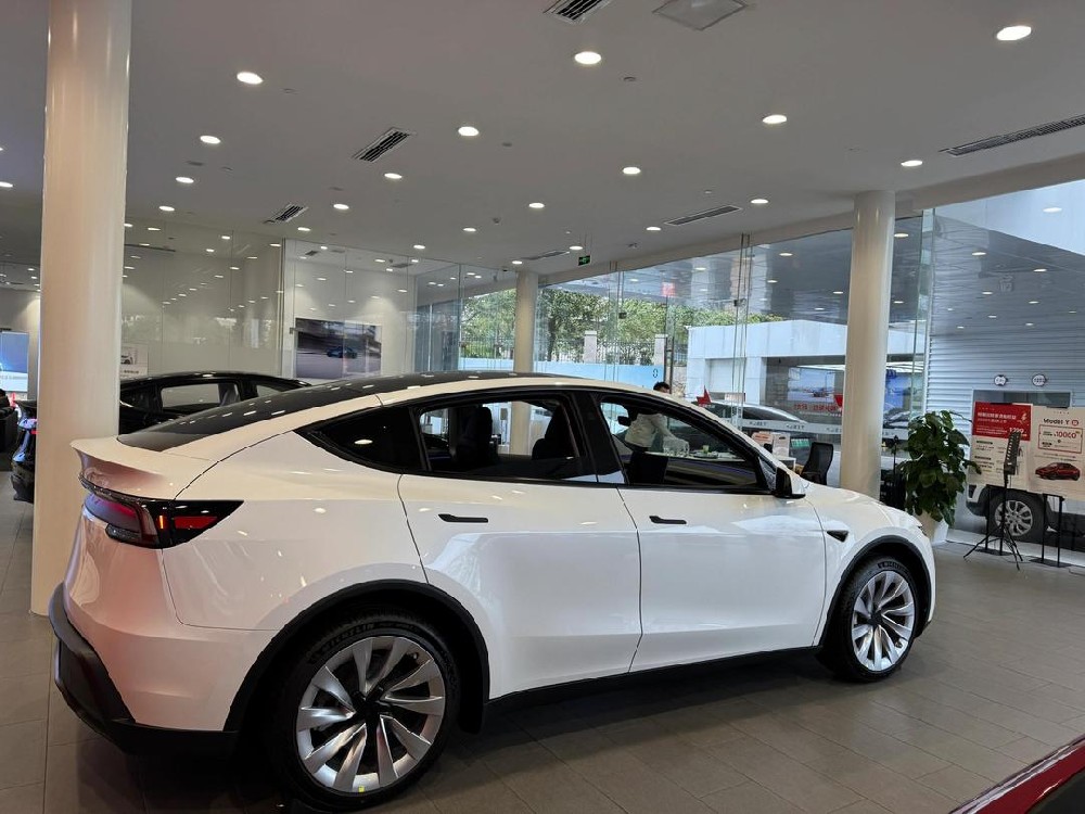 马斯克宣布特斯拉AI芯片新进展：AI5设计近完成，AI6已在开发中